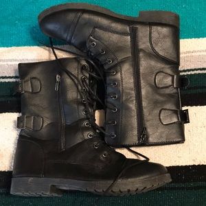 Black boots.(MAKE AN OFFER)